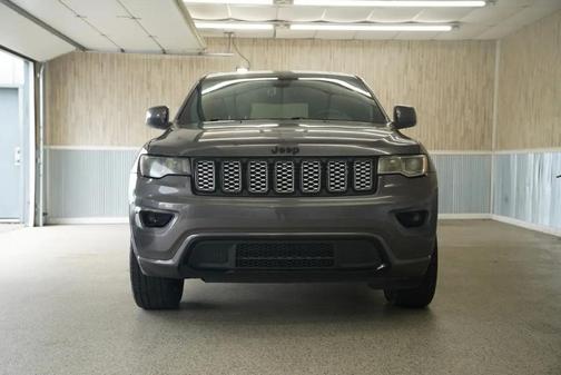 Granite Crystal Metallic Clearcoat 2017 Jeep Grand Cherokee Altitude