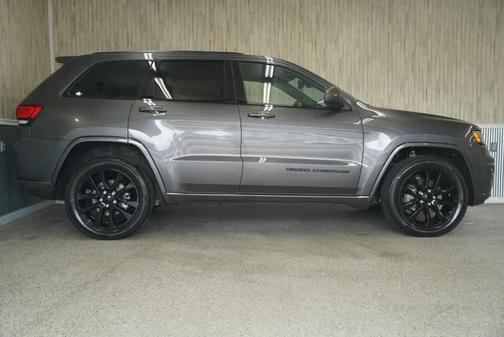 Granite Crystal Metallic Clearcoat 2017 Jeep Grand Cherokee Altitude