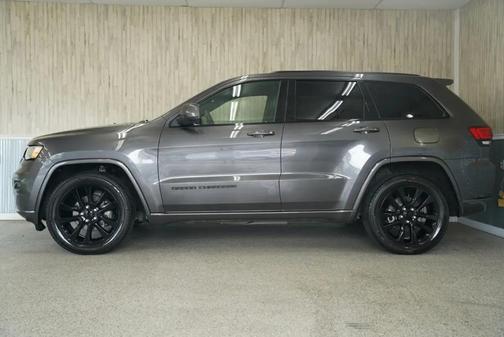 Granite Crystal Metallic Clearcoat 2017 Jeep Grand Cherokee Altitude