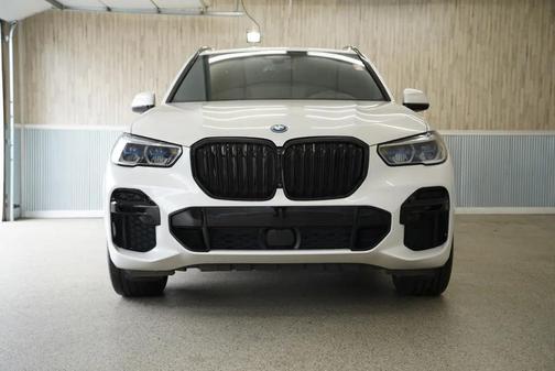 Mineral White Metallic 2023 BMW X5 PHEV xDrive45e