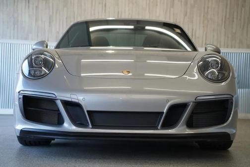 2019 Porsche 911 Carrera 4 GTS