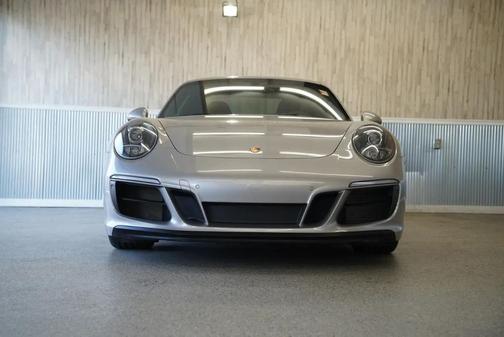 2019 Porsche 911 Carrera 4 GTS