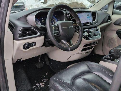 2022 Chrysler Pacifica Touring-L