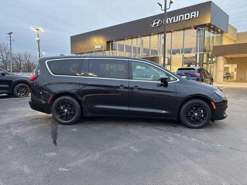 Brilliant Black Crystal Pearlcoat 2023 Chrysler Voyager LX