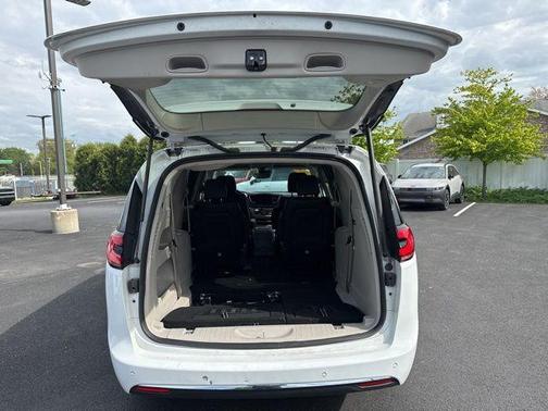 2023 Chrysler Pacifica Touring-L