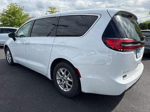2023 Chrysler Pacifica Touring-L