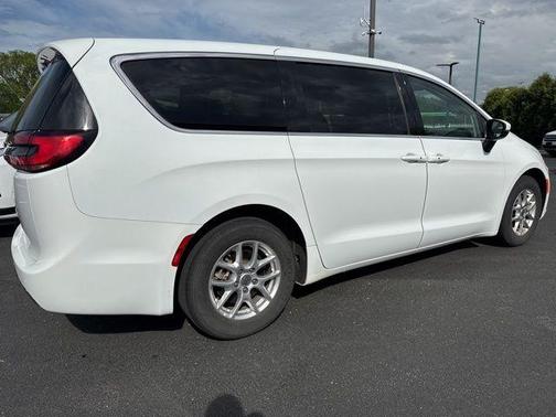 2023 Chrysler Pacifica Touring-L