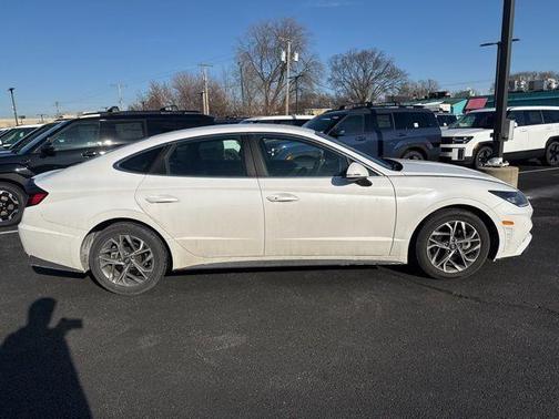 2022 Hyundai SONATA SEL