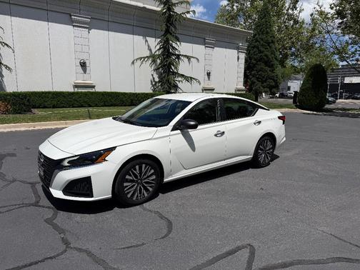 Pearl White Tri-Coat 2025 Nissan Altima SV