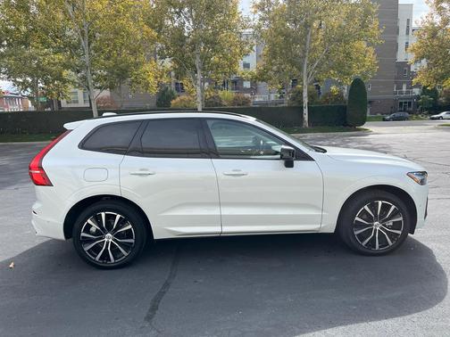2025 Volvo XC60 B5 Plus