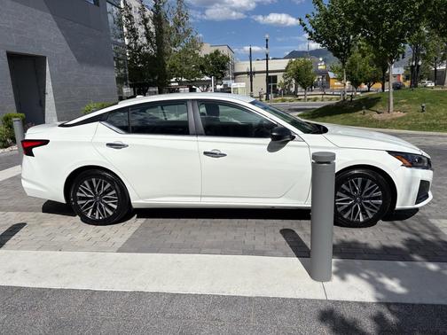 Glacier White 2025 Nissan Altima SV