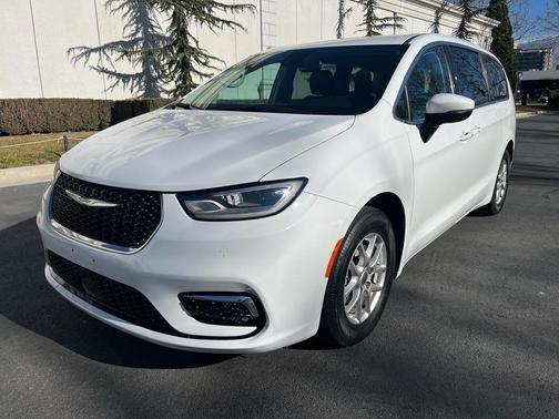 2023 Chrysler Pacifica Touring-L