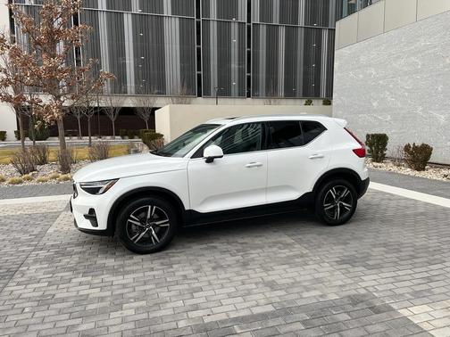 2025 Volvo XC40 B5 Core Bright Theme