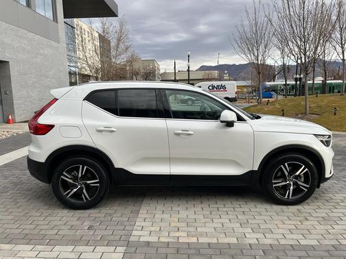 2025 Volvo XC40 B5 Core Bright Theme