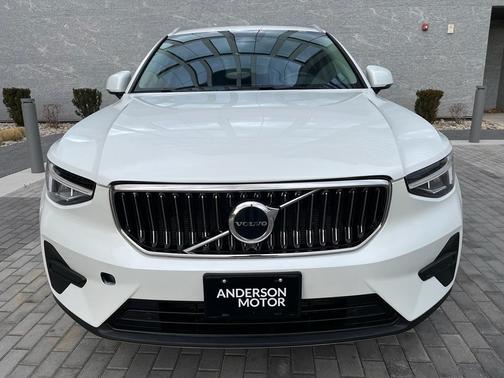 2025 Volvo XC40 B5 Core Bright Theme