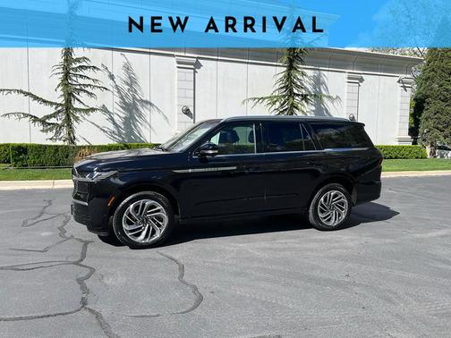 Infinite Black Metallic 2025 Lincoln Navigator Reserve