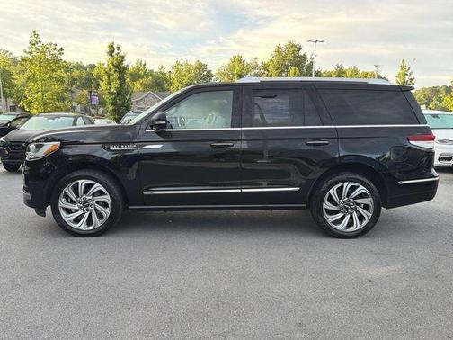 Black Metallic 2024 Lincoln Navigator Reserve