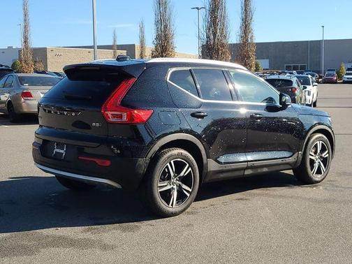 2023 Volvo XC40 B5 Plus Bright Theme