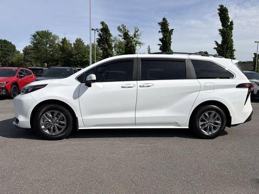 Ice 2025 Toyota Sienna LE