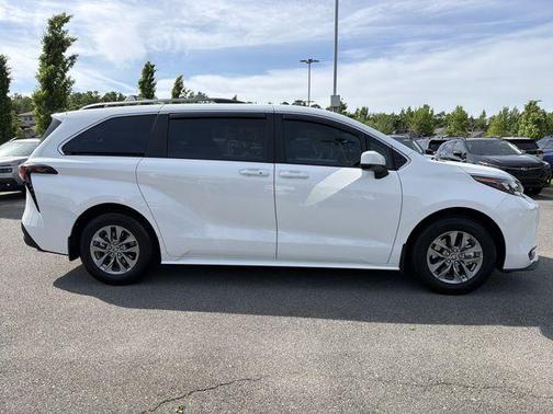 Ice 2025 Toyota Sienna LE