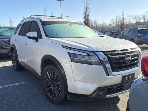 2022 Nissan Pathfinder SL