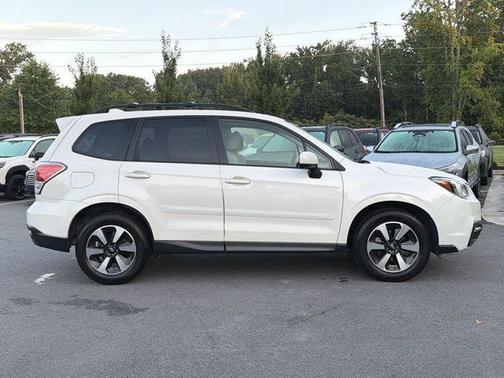 Crystal White Pearl 2018 Subaru Forester 2.5i Premium