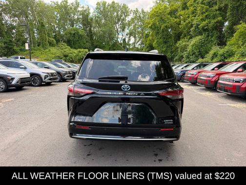 Midnight Black Metallic 2022 Toyota Sienna Limited