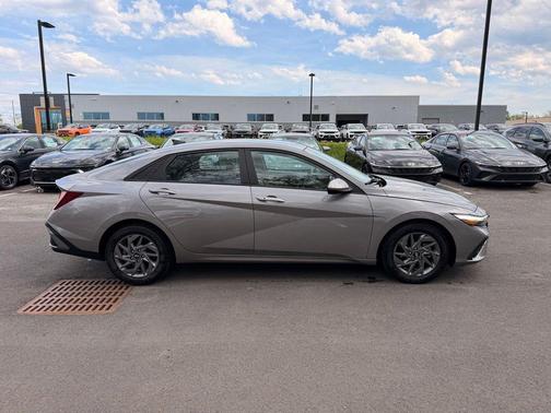 Fluid Metal 2024 Hyundai ELANTRA SEL