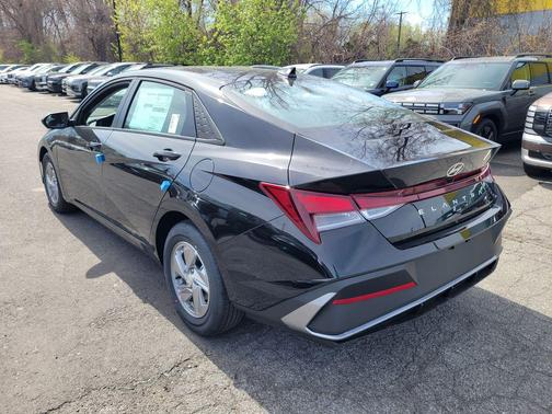 Abyss Black 2026 Hyundai ELANTRA SE