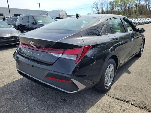 Abyss Black 2026 Hyundai ELANTRA SE