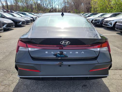 Abyss Black 2026 Hyundai ELANTRA SE