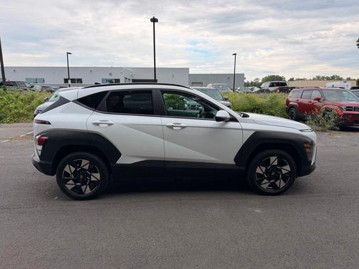 Atlas White 2025 Hyundai KONA SEL