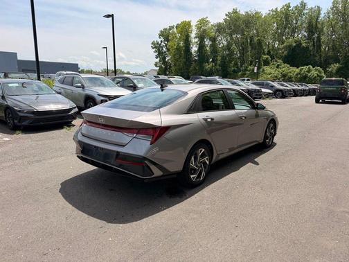 Fluid Metal 2025 Hyundai ELANTRA SEL