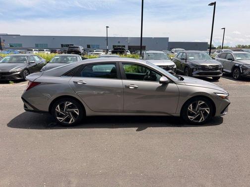 Fluid Metal 2025 Hyundai ELANTRA SEL