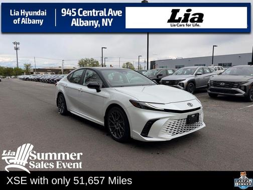 Wind Chill Pearl/Midnight Black Metallic 2025 Toyota Camry XSE