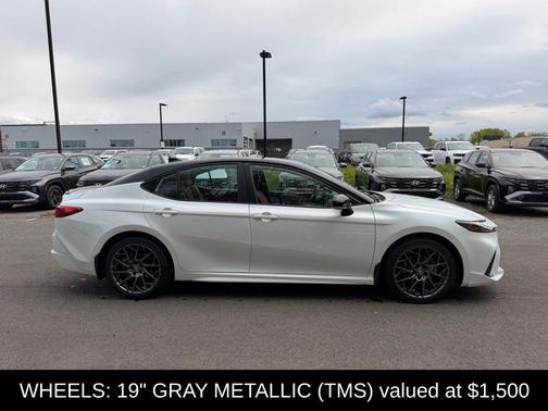 Wind Chill Pearl/Midnight Black Metallic 2025 Toyota Camry XSE