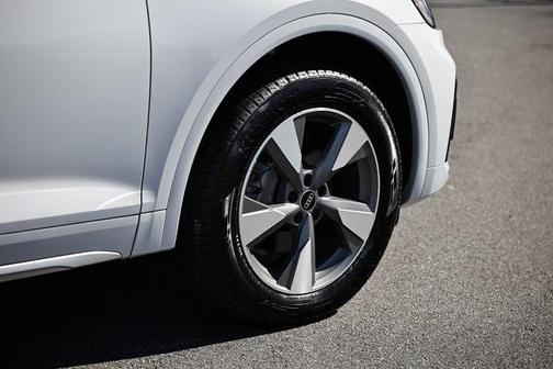 2023 Audi Q5 40 Premium Plus