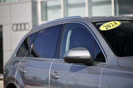 2024 Audi Q7 45 Premium Plus