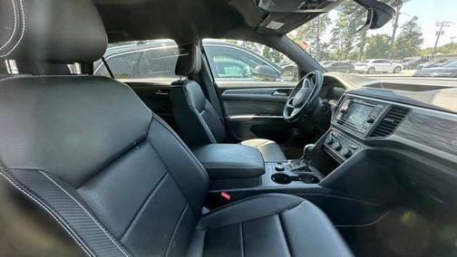 Deep Black Pearl 2023 Volkswagen Atlas Cross Sport 2.0T SE
