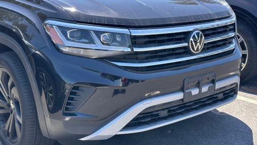 Deep Black Pearl 2023 Volkswagen Atlas Cross Sport 2.0T SE