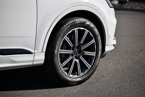 2023 Audi Q7 45 Premium Plus