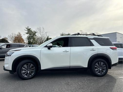 2024 Nissan Pathfinder SV