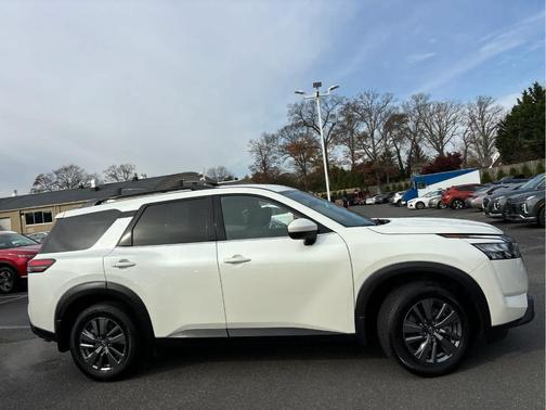 2024 Nissan Pathfinder SV