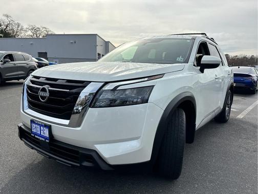 2024 Nissan Pathfinder SV