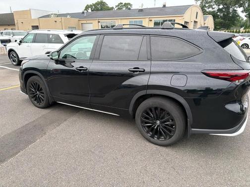 Midnight Black Metallic 2024 Toyota Highlander XSE