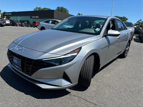 Shimmering Silver Pearl 2023 Hyundai ELANTRA SEL