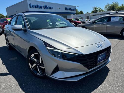 Shimmering Silver Pearl 2023 Hyundai ELANTRA SEL