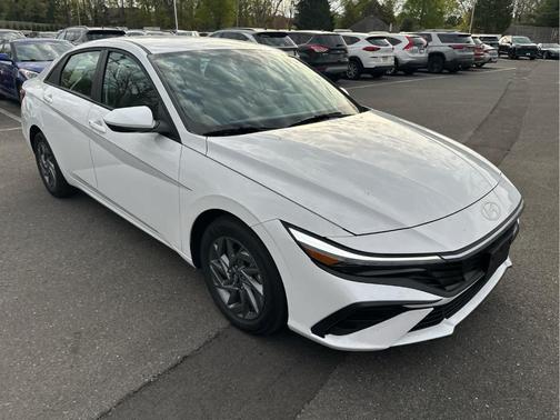White 2024 Hyundai ELANTRA SEL