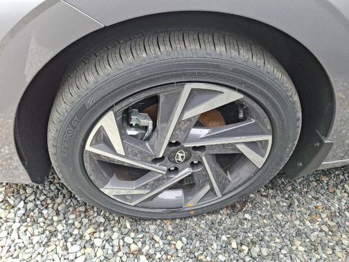 2025 Hyundai ELANTRA HEV SEL