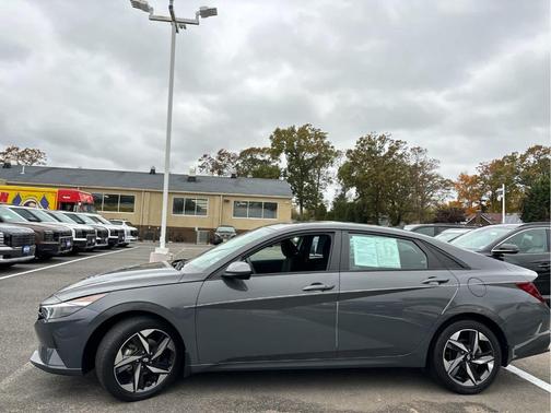 2023 Hyundai ELANTRA SEL